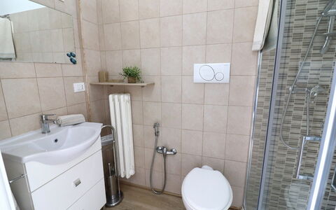 Luisa: Lavandino Del Bagno, Idraulico Fixture, Lavello, Pavimentazione, Interior Design, Bagno, Pavimento, Mobilia, Rubinetto, Idraulico