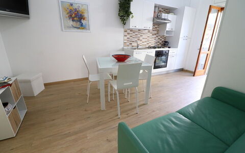 Luisa: Mobilia, Pavimentazione, Pavimento, Interior Design, Legna, Camera, Tavolo, Pavimento In Legno, Sedia, Soggiorno