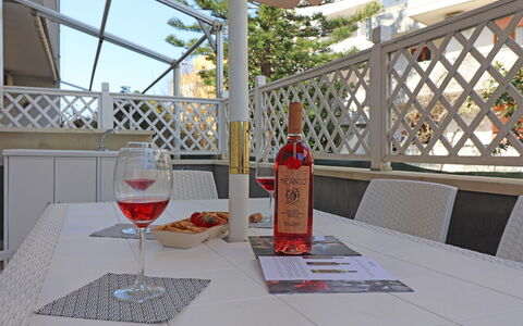 Luisa: Mobilia, Sedia, Tavolo, Mobili Da Esterno, Pavimento, Tavolo Esterno, Shade, Balcone, Cucina & Sala Da Pranzo Tavolo, Color Legno