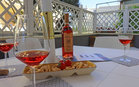 Luisa: Tavola, Bottiglia, Bicchieri, Mobilia, Tavolo, Stemware, Cibo, Barware