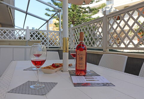 Luisa: Mobilia, Sedia, Tavolo, Mobili Da Esterno, Pavimento, Tavolo Esterno, Shade, Balcone, Cucina & Sala Da Pranzo Tavolo, Color Legno