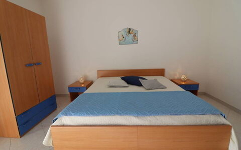 Ludovica: Mobilia, Camera Da Letto, Letto, Legna, Pavimento, Pavimentazione, Interior Design, Lenzuolo, Bedding, Camera