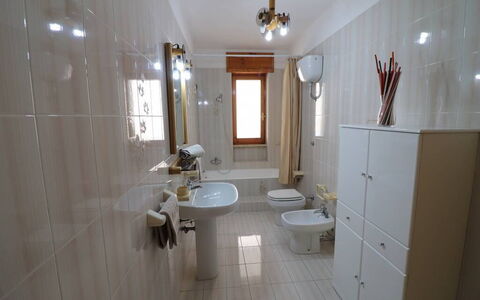 Ludovica: Pavimentazione, Lavandino Del Bagno, Idraulico Fixture, Pavimento, Lavello, Bagno, Interior Design, Rubinetto, Toilet Seat, Idraulico