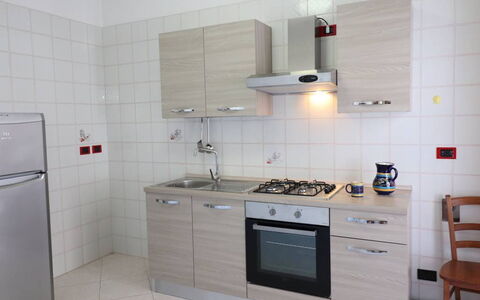 Ludovica: Cucina, Elettrodomestico Da Cucina, Apparecchio Major, Controsoffitto, Cucina Stufa, Pavimentazione, Legna, Lavandino Della Cucina, Stufa, Cabinetry