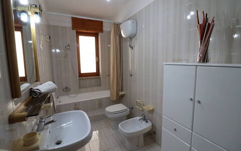 Ludovica: Pavimentazione, Pavimento, Idraulico Fixture, Interior Design, Lavello, Rubinetto, Camera, Idraulico, Lavandino Del Bagno, Bagno