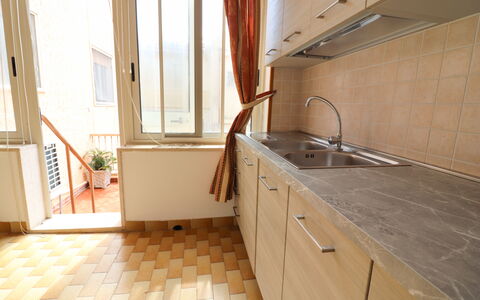 Isabel: Pavimentazione, Pavimento, Legna, Cucina, Controsoffitto, Interior Design, Apparecchio Major, Cabinetry, Lavandino Della Cucina, Elettrodomestico Da Cucina