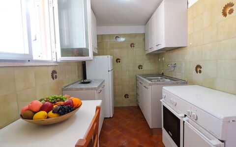 Isabel: Cucina, Elettrodomestico Da Cucina, Controsoffitto, Apparecchio Major, Pavimentazione, Legna, Pavimento, Cabinetry, Lavandino Della Cucina, Interior Design