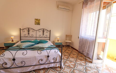 Isabel: Mobilia, Pavimento, Pavimentazione, Letto, Interior Design, Camera Da Letto, Lenzuolo, Bedding, Camera, Soffitto