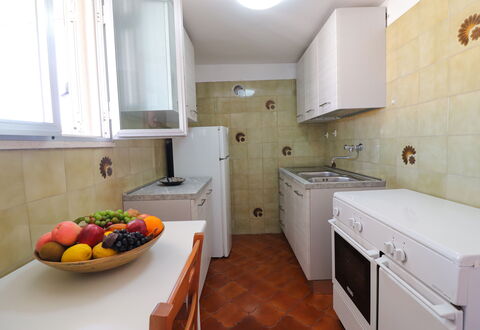 Isabel: Cucina, Elettrodomestico Da Cucina, Controsoffitto, Apparecchio Major, Pavimentazione, Legna, Pavimento, Cabinetry, Lavandino Della Cucina, Interior Design