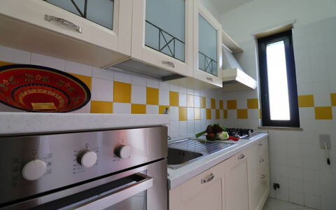Gio: Cucina, Cucina Stufa, Apparecchio Major, Elettrodomestico Da Cucina, Pavimentazione, Controsoffitto, Interior Design, Giallo, Stufa A Gas, Stufa
