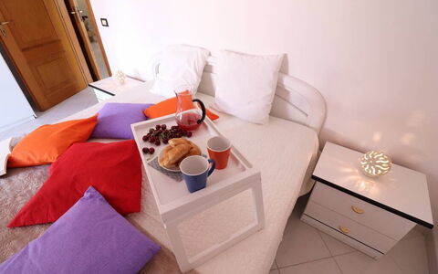 Gio: Mobilia, Interior Design, Letto, Camera Da Letto, Lenzuolo, Camera, Tessile, Cuscino, Biancheria, Pavimento