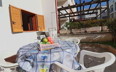 Cecilia: Mobilia, Sedia, Mobili Da Esterno, Balcone, Shade, Tavolo Esterno, Cortile, Pianta Della Casa, Portico, Cucina & Sala Da Pranzo Tavolo
