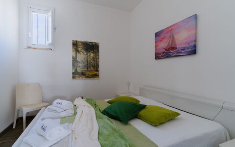 Azzurra: Parete, Camera Da Letto, Letto, Pavimento, Mobilia, Interior Design, Pavimentazione, Lenzuolo, Bedding, Camera