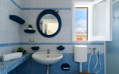 Azzurra: Blu, Lavandino Del Bagno, Idraulico Fixture, Interior Design, Bagno, Lavello, Rubinetto, Pavimentazione, Pavimento, Idraulico