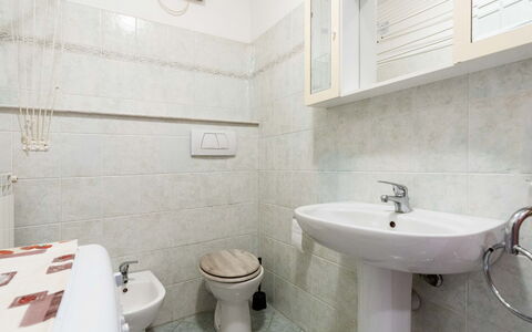 Milena: Pavimentazione, Pavimento, Interior Design, Idraulico Fixture, Camera, Lavello, Gabinetto, Soffitto, Idraulico, Bagno