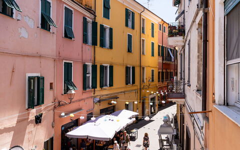 Milena: Cittadina, Quartiere, Strada, Appartamento, Uso Misto, Vicolo, Balcone, Vaso Di Fiori, Pianta Della Casa, Ombrello