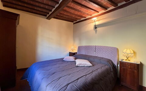 Terrazzino Margherita: Letto, Camera Da Letto, Mobilia, Parete, Lenzuolo, Interior Design, Bedding, Pavimentazione, Pavimento, Legna