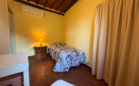 Terrazzino Margherita: Letto, Pavimento, Pavimentazione, Camera Da Letto, Parete, Interior Design, Lenzuolo, Legna, Bedding, Mobilia