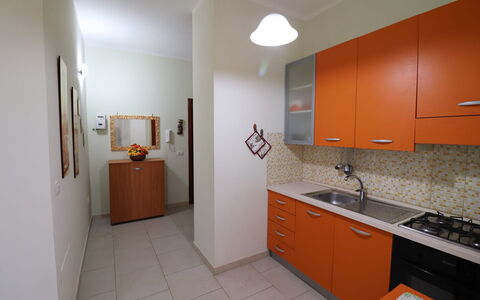 Lucia: Cucina, Controsoffitto, Pavimentazione, Legna, Elettrodomestico Da Cucina, Apparecchio Major, Interior Design, Cabinetry, Pavimento, Mobilia