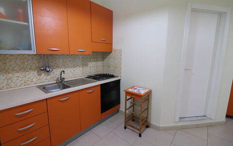 Lucia: Cucina, Elettrodomestico Da Cucina, Apparecchio Major, Controsoffitto, Pavimentazione, Legna, Lavandino Della Cucina, Pavimento, Cabinetry, Interior Design