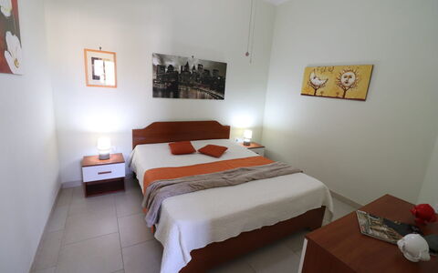 Lucia: Mobilia, Legna, Pavimento, Pavimentazione, Interior Design, Letto, Camera Da Letto, Camera, Lenzuolo, Bedding