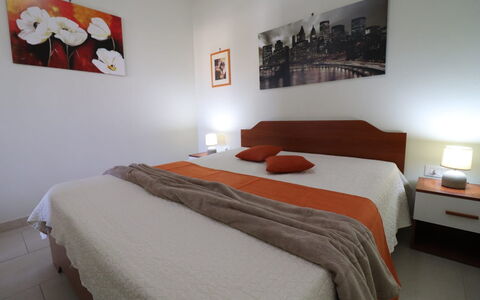 Lucia: Mobilia, Letto, Camera Da Letto, Interior Design, Lenzuolo, Legna, Pavimentazione, Bedding, Pavimento, Camera