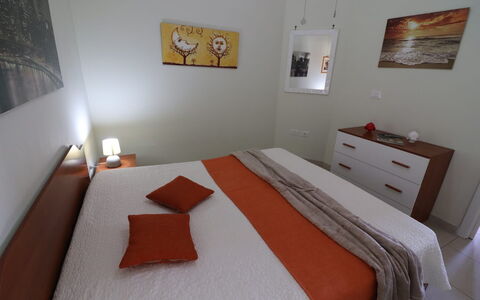 Lucia: Mobilia, Letto, Camera Da Letto, Legna, Interior Design, Lenzuolo, Pavimento, Pavimentazione, Camera, Bedding
