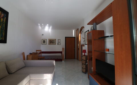 Noemi'S House in Otranto: Pavimentazione, Mobilia, Pavimento, Interior Design, Legna, Divano, Soggiorno, Camera, Soffitto, Illuminazione