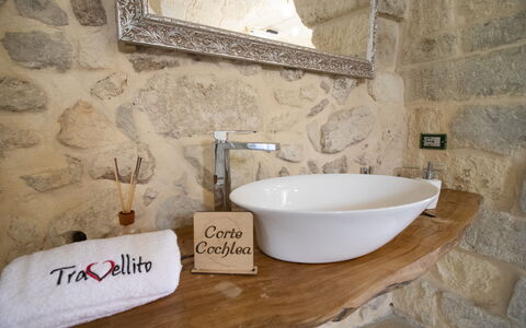 Coclea Heritage Suites: Interior Design, Idraulico Fixture, Pavimentazione, Lavandino Del Bagno, Bagno, Rubinetto, Lavello, Camera, Idraulico, Specchio