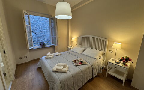 Casa Anna 13: Camera Da Letto, Mobilia, Letto, Lenzuolo, Pavimento, Bedding, Telaio Del Letto, Soffitto, Interior Design, Camera