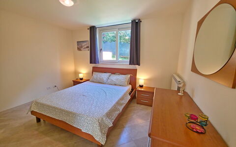 Appartamento Botrici: Mobilia, Legna, Letto, Pavimentazione, Camera Da Letto, Pavimento, Interior Design, Camera, Soffitto, Lenzuolo