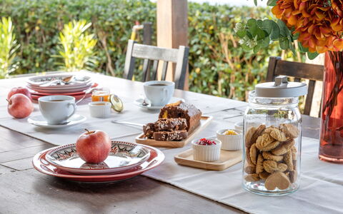 Casale Dolcemare: Cibo, Tavola, Serveware, Ingrediente, Tavolo, Dishware, Bicchieri, Mobilia, Piatto, Frutta