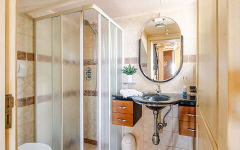 Casale Dolcemare: Interior Design, Pavimentazione, Pavimento, Specchio, Mobilia, Idraulico Fixture, Illuminazione, Camera, Lavandino Del Bagno, Bagno