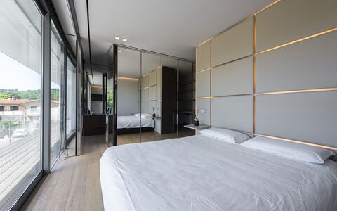 Villa Bilor Luxe: Interior Design, Pavimento, Pavimentazione, Letto, Camera Da Letto, Appartamento, Bicchiere, Telaio Del Letto, Illuminazione Diurna, Bedding