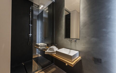 Villa Bilor Luxe: Pavimentazione, Interior Design, Pavimento, Soffitto, Illuminazione, Idraulico Fixture, Idraulico, Lampada, Bagno, Bicchiere