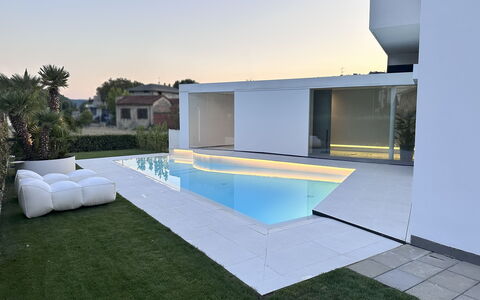 Villa Bilor Luxe: Piscina, Materiale Composito, Shade, Giardino, Landscaping, Estate, Villa, Design, Cortile, Ricorrere