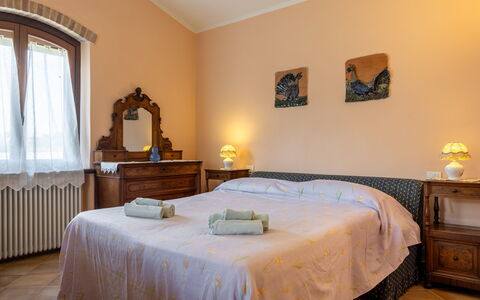 Il Giuncheto, Pool, Amazing View, Umbrian Countrys: Letto, Mobilia, Camera Da Letto, Bedding, Interior Design, Lenzuolo, Parete, Legna, Biancheria, Camera