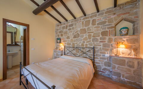 Il Giuncheto Apartments, Pool, Umbrian Countryside: Mobilia, Interior Design, Parete, Pavimentazione, Soffitto, Pavimento, Illuminazione, Camera, Letto, Camera Da Letto