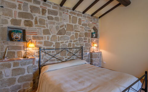 Il Giuncheto Apartments, Pool, Umbrian Countryside: Mobilia, Parete, Interior Design, Letto, Camera Da Letto, Soffitto, Pavimento, Pavimentazione, Illuminazione, Camera