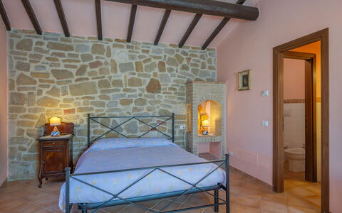 Il Giuncheto Apartments, Pool, Umbrian Countryside: Mobilia, Interior Design, Pavimentazione, Pavimento, Letto, Soffitto, Camera Da Letto, Camera, Casa, Bedding