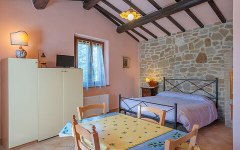 Il Giuncheto Apartments, Pool, Umbrian Countryside: Mobilia, Interior Design, Camera Da Letto, Letto, Biancheria, Tessile, Soffitto, Camera, Lenzuolo, Casa