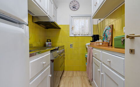 Residenza Rudalza: Cucina, Elettrodomestico Da Cucina, Apparecchio Major, Giallo, Interior Design, Pavimentazione, Controsoffitto, Cabinetry, Pavimento, Camera