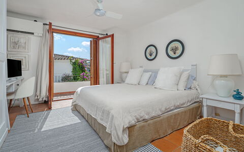 Residenza Rudalza: Mobilia, Letto, Camera Da Letto, Interior Design, Pavimento, Legna, Pavimentazione, Lenzuolo, Bedding, Biancheria
