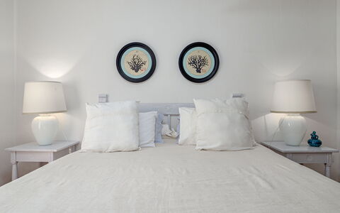 Residenza Rudalza: Letto, Mobilia, Bedding, Camera Da Letto, Lenzuolo, Biancheria, Interior Design, Tessile, Lancia Cuscino, Illuminazione
