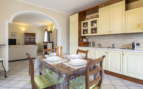 Dimora Lali: Mobilia, Interior Design, Pavimentazione, Cabinetry, Controsoffitto, Legna, Cucina, Soffitto, Pavimento, Camera