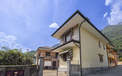 Dimora Lali: Architettura, Casa, Casa, Balcone, Catena Montuosa, Villaggio, Paesino Di Montagna, Cumulo