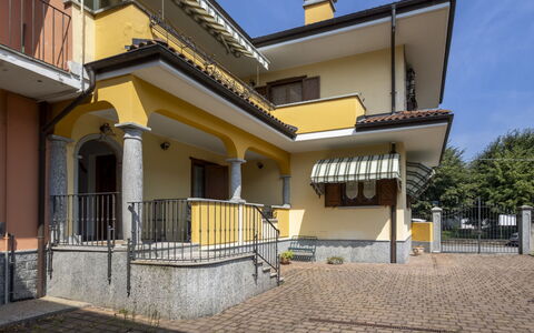 Dimora Lali: Zona Residenziale, Casa, Casa, Balcone, Porta, Portico, Dipingere, Villa, Gesso, Hacienda