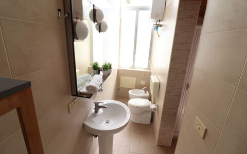 Galene'S Home: Lavandino Del Bagno, Bagno, Idraulico Fixture, Lavello, Pavimentazione, Parete, Pavimento, Toilet Seat, Gabinetto, Interior Design