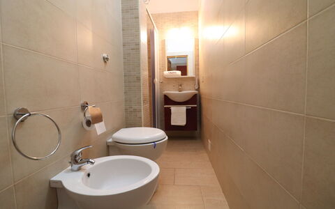 Kyma'S House: Toilet Seat, Bagno, Gabinetto, Idraulico Fixture, Pavimentazione, Lavandino Del Bagno, Pavimento, Lavello, Idraulico, Interior Design