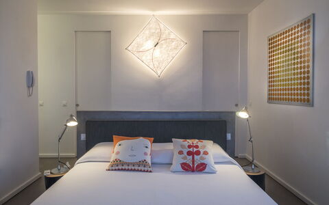 Villa Carovi: Mobilia, Interior Design, Letto, Camera Da Letto, Parete, Soffitto, Lampada, Lenzuolo, Bedding, Pavimento